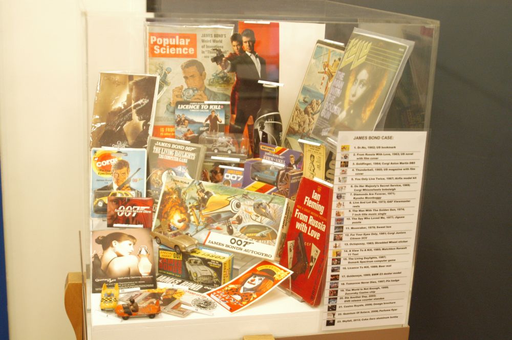 Community Collectors (James Bond 01).JPG