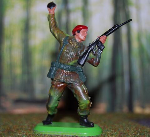 red_beret_with_grenadesmall.jpg